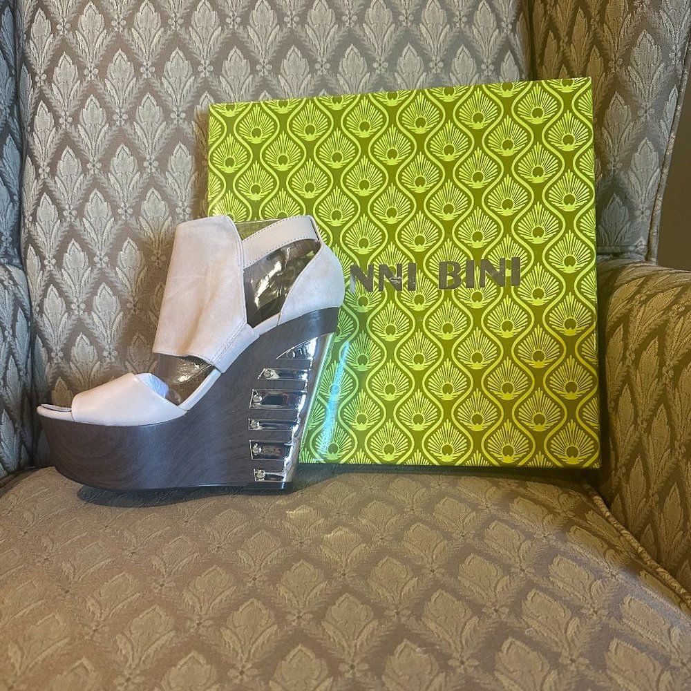 New Gianni Bini Carta Wedge Sandal in Bisque - Size 8